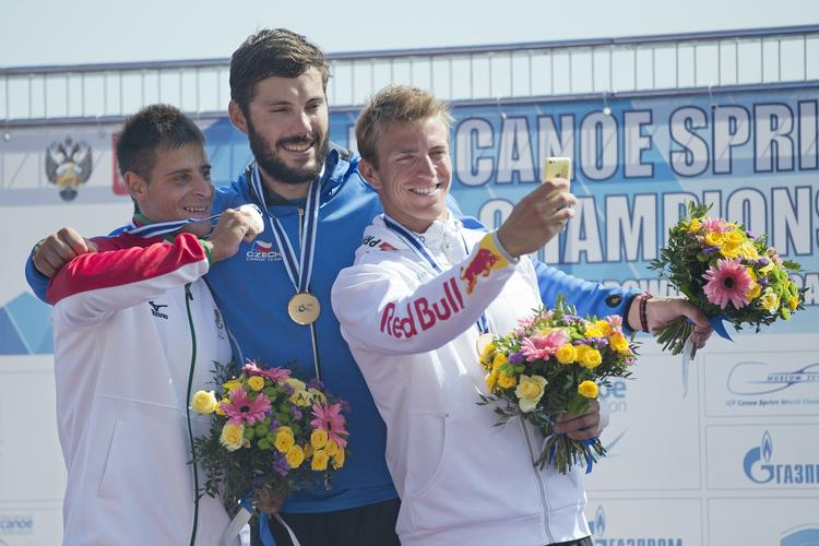 VM-BRONZE. For anden gang vandt Rebe Holten Poulsen (th.) en VM-medalje, da han i Moskva blev nummer tre i 1.000 meter enerkajak. Sidste år vandt danskeren sølv i 500 meter, som han er i finalist i igen i år. 