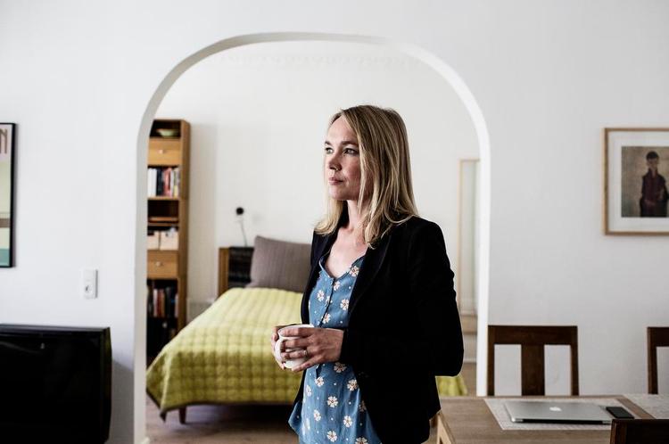 Soldaten. Louise Riisgaard sammenligner tilværelsen som pårørende med at være udsendt i krig. Man ved aldrig, hvad der rammer, og hvornår man skal kæmpe for livet. Samtidig fatter ingen udenforstående, hvad det er man går igennem. 