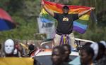 Pride. Omkring 200 homoseksuelle fra Uganda marcherede igennem byen Entebbe. 