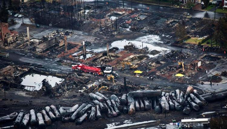 afsporet. 47 personer døde, da et godstog med råolie blev afsporet og ekspolderede i et inferno af ild i den canadiske by Lac-Mégantic i Quebec sidste år. 