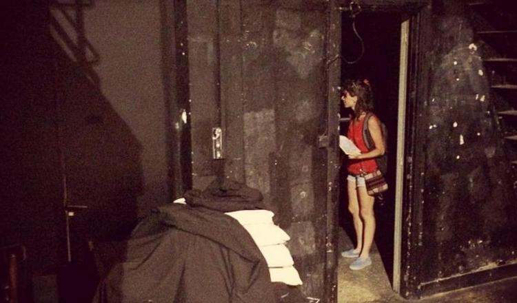 Forladt. Kvinden på billedet er en af de kunstnere, der arbejder på et besat teater. 