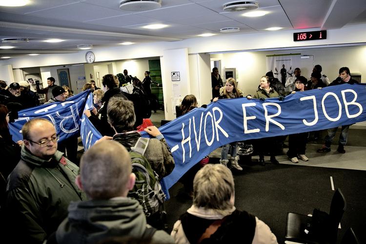 Skidt. Det er fint nok, at man laver en dagpengekommission, men det hjælper lidt for de tusindvis af mennesker, der er faldet ud af systemet og vil falde ud, inden kommissionen er færdig, lyder det fra a-kasserne. 