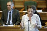SKUFFET. SF's Pia Olsen Dyhr fastholder sit krav om en halvering af optjeningsperioden, selv om statsminister Helle Thorning-Schmidt (S) afviser ændringer på dagpengeområdet i denne valgperiode. 