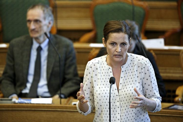 SKUFFET. SF's Pia Olsen Dyhr fastholder sit krav om en halvering af optjeningsperioden, selv om statsminister Helle Thorning-Schmidt (S) afviser ændringer på dagpengeområdet i denne valgperiode. 