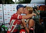 VINDEREN. Et udbrud på sidste etape gjorde Michael Valgren til en overraskende vinder af Post Danmark Rundt. Her kysser han kæresten Sissel Hundahl. 