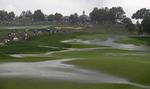 REGN. Inden de 24 førende efter tredje runde var blevet sendt af std på fjerde runde, blev spillet på den oversvømmede Valhalla Golf Club indstillet. 