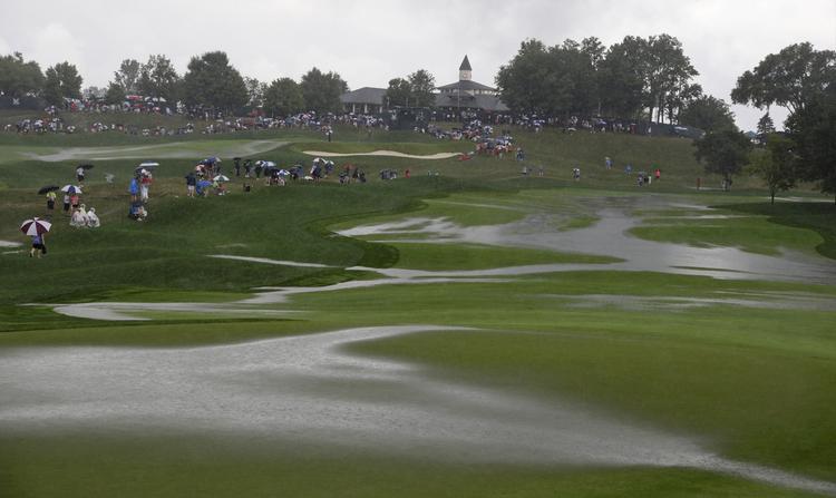 REGN. Inden de 24 førende efter tredje runde var blevet sendt af std på fjerde runde, blev spillet på den oversvømmede Valhalla Golf Club indstillet. 