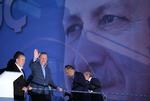 Sejrherre. Mens tusinder af tilhængere tiljublede Tyrkiets regeringschef, Recep Tayyip Erdogan, erklærede han, at det er 'folkets vilje', der har talt. 