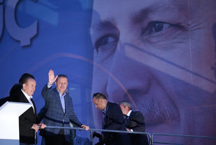 Sejrherre. Mens tusinder af tilhængere tiljublede Tyrkiets regeringschef, Recep Tayyip Erdogan, erklærede han, at det er 'folkets vilje', der har talt. 