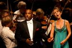 Flødeopera. De amerikanske solister Kawrence Brownlee og Sarah Coburn i nænsom kærlighedsduet i Tivolis årlige operasatsning. 