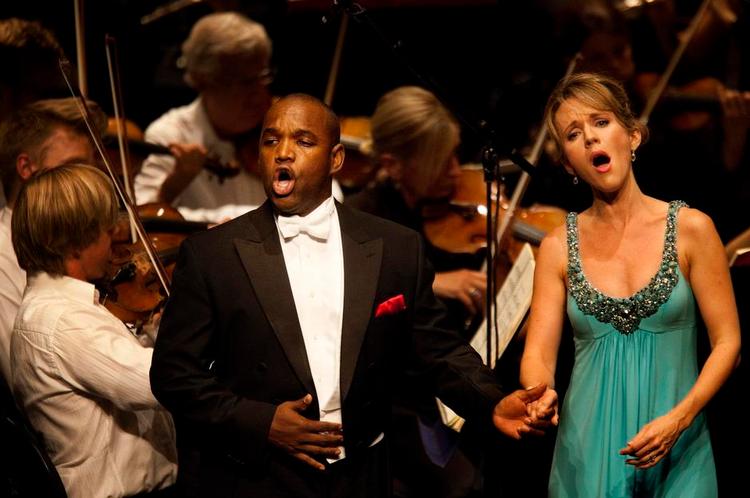 Flødeopera. De amerikanske solister Kawrence Brownlee og Sarah Coburn i nænsom kærlighedsduet i Tivolis årlige operasatsning. 
