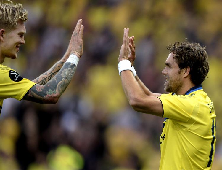 COMEBACK. Med 20 minutter tilbage af kampen mod OB kom Johan Elmander (th.) på banen i stedet for Simon Makienok (tv.). 
