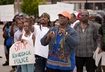 VREDE. Flere hundrede protesterer i St. Louis i USA, efter at en politimand  skød en sort teenager. 