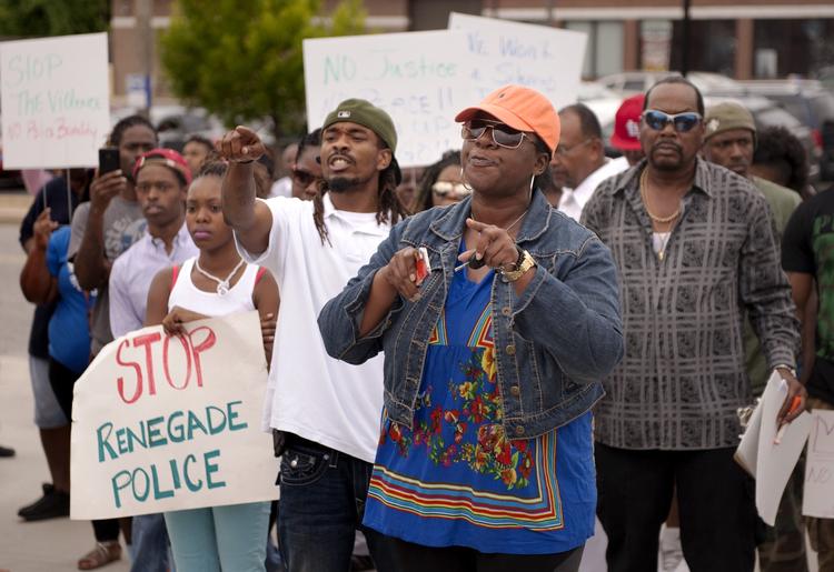 VREDE. Flere hundrede protesterer i St. Louis i USA, efter at en politimand  skød en sort teenager. 