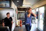 Ristet hotdog. Anders Agger synes det er fedt, at hotdoggen er blevet hip og økologisk, fordi den er dansk kulturarv. I hans barndom i Juelsminde »var himlen til venstre og Kjelds Pølsevogn til højre«, og i dag gør det ham stadig tryg at komme ind i en pølsevogn. 