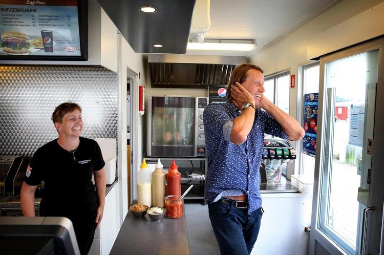 Ristet hotdog. Anders Agger synes det er fedt, at hotdoggen er blevet hip og økologisk, fordi den er dansk kulturarv. I hans barndom i Juelsminde »var himlen til venstre og Kjelds Pølsevogn til højre«, og i dag gør det ham stadig tryg at komme ind i en pølsevogn. 