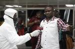 Vira. En nigeriansk toldofficer kontrollerer for en uge siden en person ved lufthavnen i Lagos. Det var her, at en rejsende bragte den farlige smitte til byen. 