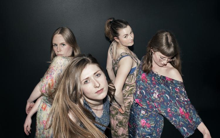 Pølsedamer. DJ-kollektivet Apeiron Crew trækker i pølsekostumerne på torsdag. 