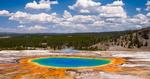 Natursceneri. På bunden af  Yellowstone National Parks Grand Prismatic Spring ligger nu en nedstyrtet drone. 