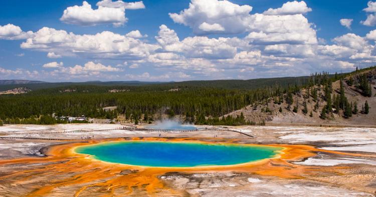 Natursceneri. På bunden af  Yellowstone National Parks Grand Prismatic Spring ligger nu en nedstyrtet drone. 