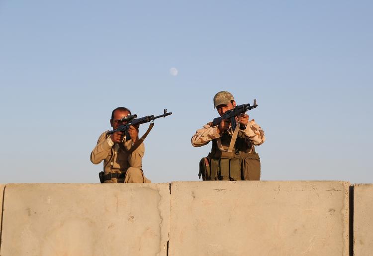 Krig. Kurdiske peshmerga-tropper kæmper mod krigere fra Islamisk Stat i det nordlige Irak. 