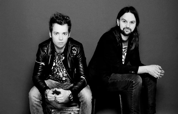 Parløb. Om Tim Christensen føler sig 'Right Next to the Right One' på scenen med Mads Langer må publikum bedømme på årets grønne koncerter. 