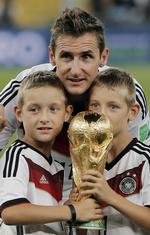 Generationsskifte. Klose med sønner og VM-trofæet. 