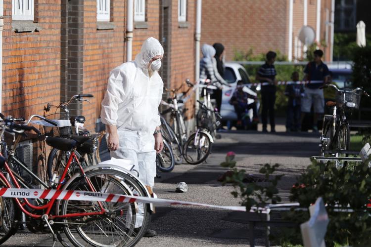 Afspærring. Politiet kørte med udrykning til Københavns Nordvestkvarter, efter en kvinde og barn blev stukket ned på åben gade. 