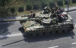 Uroligt. Prorussiske rebeller kører en kampvogn igennem den ukrainske storby Donetsk, som i weekenden blev ramt af hårde kampe. 