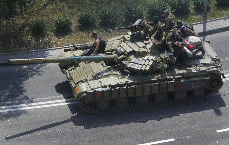 Uroligt. Prorussiske rebeller kører en kampvogn igennem den ukrainske storby Donetsk, som i weekenden blev ramt af hårde kampe. 