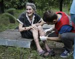 Såret. En kvinde i storbyen Donetsk bliver behandlet for skader, efter at hun blev ramt i de hårde kampe, der i weekenden rasede i storbyen. 