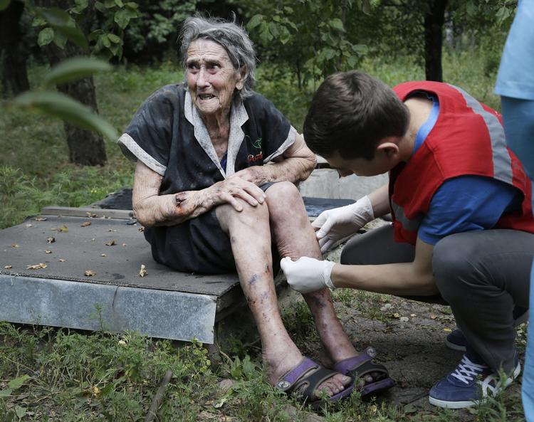 Såret. En kvinde i storbyen Donetsk bliver behandlet for skader, efter at hun blev ramt i de hårde kampe, der i weekenden rasede i storbyen. 