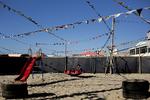våbenhvile. En palæstinensisk dreng leger på den strand, hvor fire børn tidligere under den igangværende konflikt blev dræbt af granater fra et israelsk flådefartøj. 