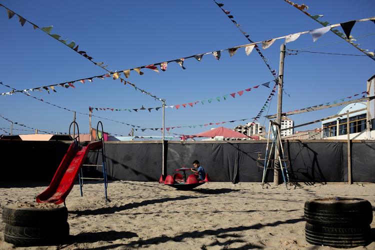 våbenhvile. En palæstinensisk dreng leger på den strand, hvor fire børn tidligere under den igangværende konflikt blev dræbt af granater fra et israelsk flådefartøj. 