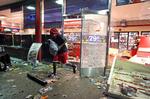 uro. Butikker blev smadret og plyndret efter demonstration i St. Louis, USA, hvor flere tusinde protesterede over, at en betjent i weekenden skød og dræbte en ung, ubevæbnet amerikansk teenager. 
