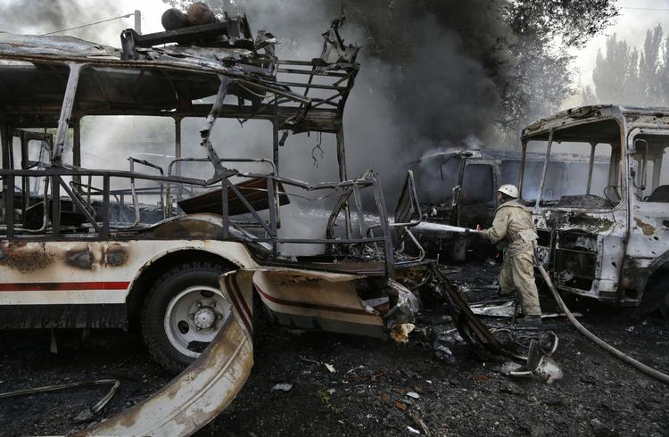 Borgerkrig. Storbyen Donetsk var i weekenden ramt af voldsomme kampe, der blandt andet gik ud over en bus. 