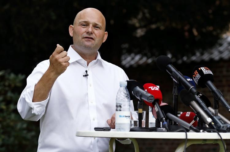 Ligheder. Ifølge Niels Blomgren-Hansen, professor emeritus ved Handelshøjskolen i København, CBS, har Viborg-handlen ligheder med Farum-sagen, hvor den tidligere borgmester Peter Brixtofte (V) blev taget i ulovlig støtte til den lokale fodboldklub. 