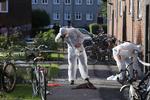 Sigtet. Politiets teknikere ledte tidligere i dag efter spor på gerningsstedet  i Københavns Nordvestkvarter. En 41-årig mand er nu sigtet for at stikke sin 1-årige søn ned. 