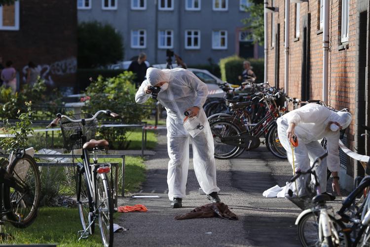 Sigtet. Politiets teknikere ledte tidligere i dag efter spor på gerningsstedet  i Københavns Nordvestkvarter. En 41-årig mand er nu sigtet for at stikke sin 1-årige søn ned. 