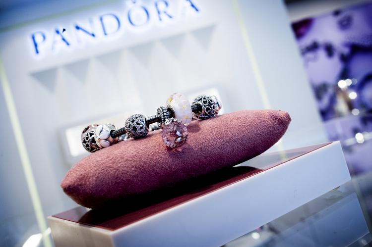 populært. Pandora sælger godt i store dele af verden, men bedst i Europa, Asien og Storbritannien, som virksomheden nævner som et selvstændigt marked. 