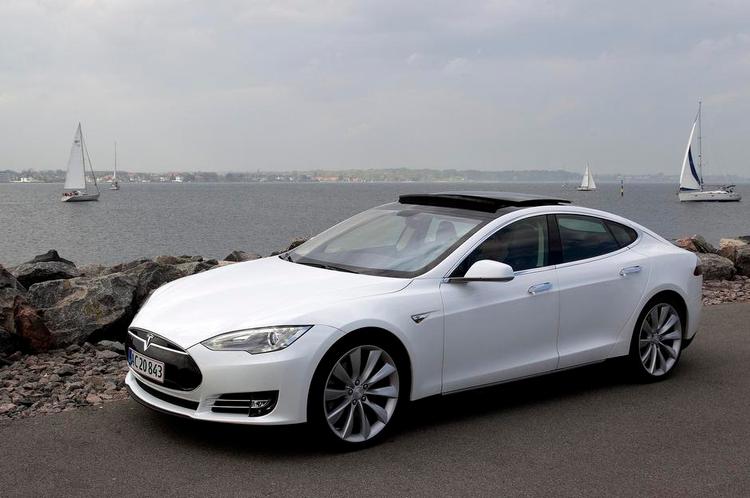 knas. Tesla Model S har fået ros for sit udseende og elegance, men noget af teknikken har givet problemer. 