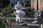 Gerningssted. Politiets teknikere i sving med at sikre sig spor efter det drabelige knivoverfald i går. 