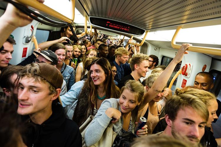 Togfest. Der kommer til at blive spillet elektronisk musik i metrotoget kl. 19 den 12. august. 