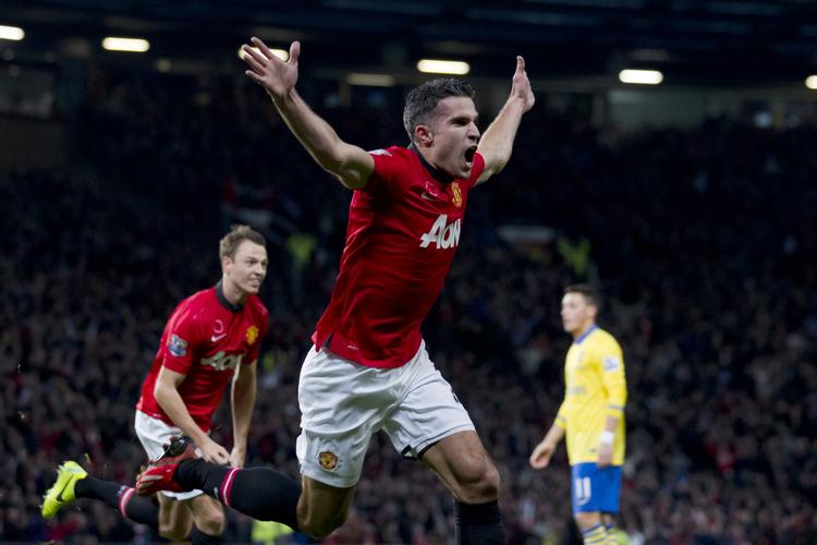 trøje-sælger. Robin van Persie har haft et godt VM for Holland, men han kommer sandsynligvis ikke med i Manchester Uniteds første kamp i sæsonen, da han endnu ikke er i form efter ferien. 