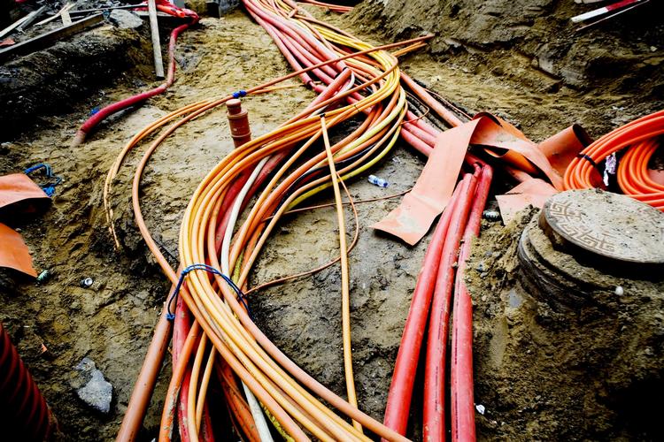 Kabler på marken. Det går strygende med at udlægge kabler til hurtigt internet i Danmark. 