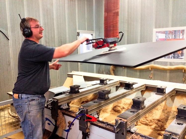 kantbånd. Michael Larsen sætter kantbånd på en stak nye, sorte bordplader i Duba-B8's produktion, der ligger i Bjerringbro ved Viborg. De producerer i øjeblikket møbler til 400 lærerarbejdspladser om dagen. 