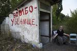 KAMPOMRÅDE. Galina Dudkina fra Donetsk-bydelen Petrovskij viser indgangen til et beskyttelsesrum. Millionbyen i Østukraine er en af de sidste, landets tungt bevæbnede russisksindede militser endnu holder stand i. 