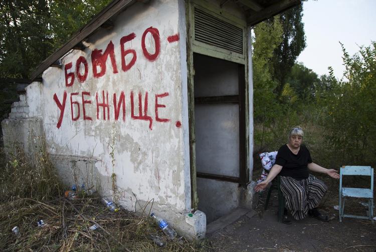 KAMPOMRÅDE. Galina Dudkina fra Donetsk-bydelen Petrovskij viser indgangen til et beskyttelsesrum. Millionbyen i Østukraine er en af de sidste, landets tungt bevæbnede russisksindede militser endnu holder stand i. 