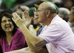 Holdejer. Steve Ballmer jubler ved en basketballkamp i Seattle. Den tidligere Microsoft-chef har netop købt sit eget hold, LA Clippers. 