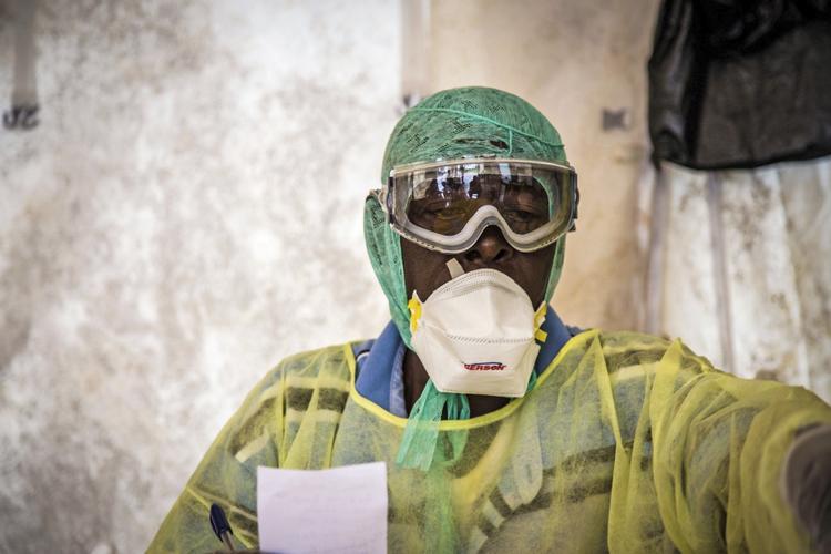 ebola. En sundhedsmedarbejder undersøger patienter for ebola-smitte i et undersøgelsestelt i tilknytning til Kenema Hospitalet i det østlige Sierra Leone. I 10 afrikanske lande er der konstateret ebola-smittede patienter. 